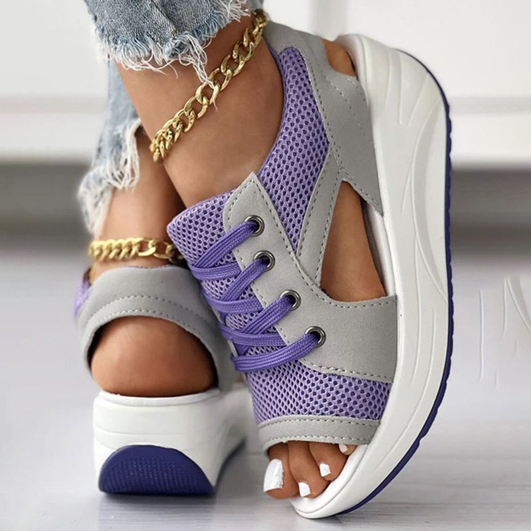 Paarse en grijze dames sneakers met open teen, dikke zool en gouden enkelketting. Modieuze en comfortabele zomerschoenen voor dagelijks gebruik.