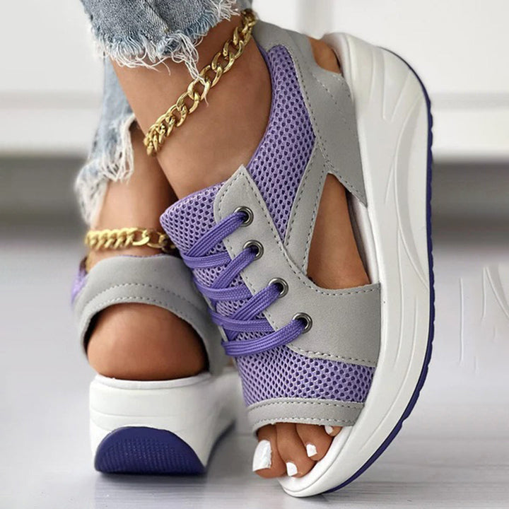 Paarse en grijze dames sneakers met open teen, dikke zool en gouden enkelketting. Modieuze en comfortabele zomerschoenen voor dagelijks gebruik.