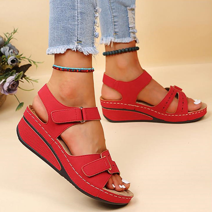 Rode dames sandalen met sleehak, verstelbare bandjes en comfortabele zool. Perfect voor zomerse outfits. Trendy en stijlvol schoeisel.