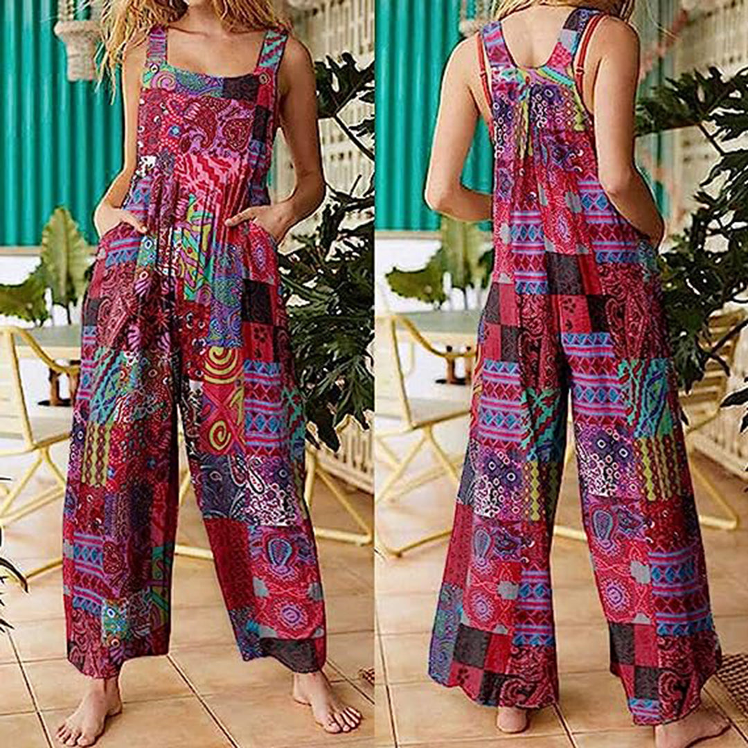 Vrouw in kleurrijke bohemian jumpsuit met etnisch patroon, wijde pijpen en zakken, ideaal voor zomer en festival, modetrend 2023.