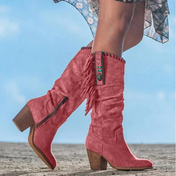 Rode suède laarzen met hak, franjes en turquoise details, perfect voor damesmode. Trendy cowboylaarzen voor een stijlvolle look.
