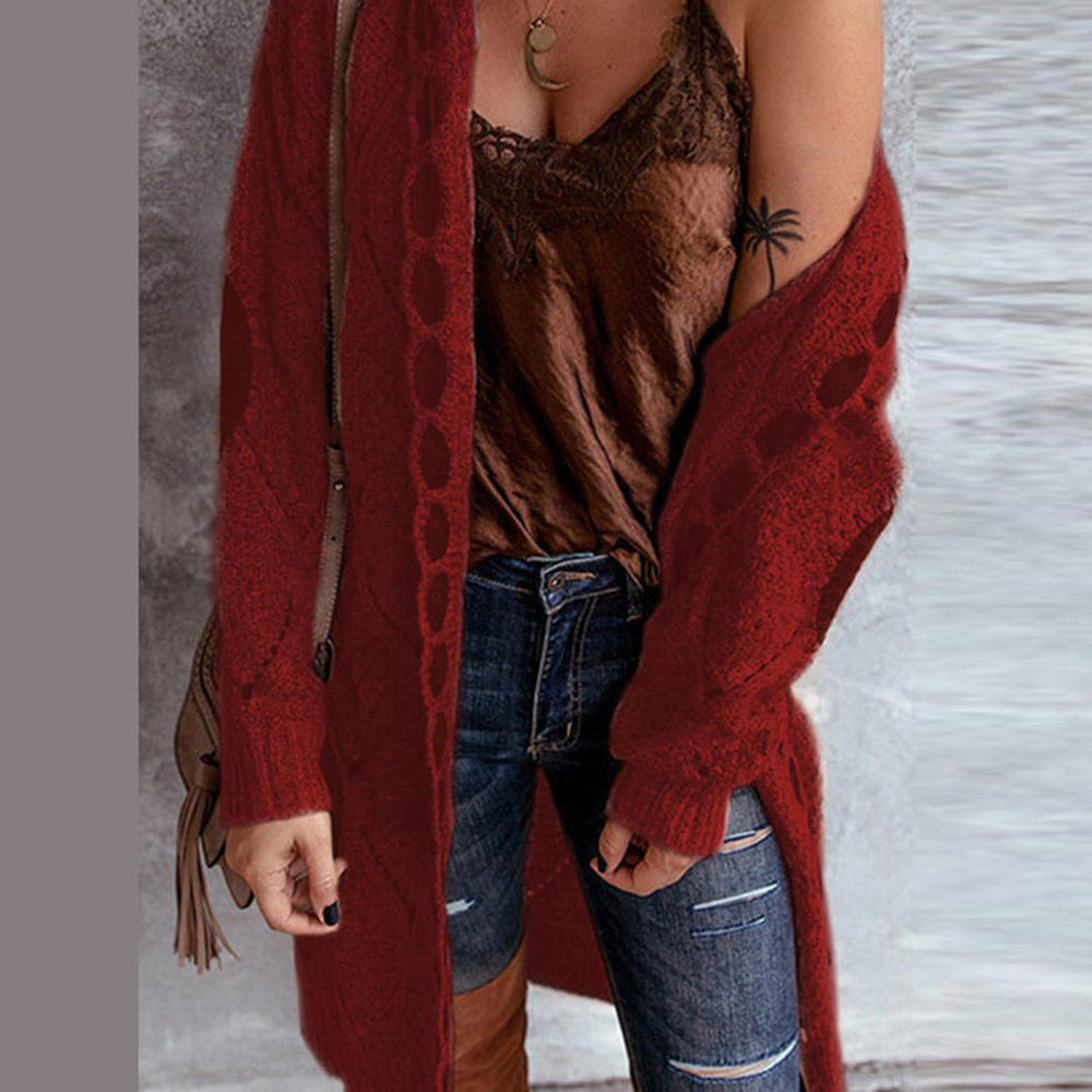 Vrouw in casual outfit met rode gebreide cardigan, bruine kanten top en gescheurde jeans. Trendy herfstmode, stijlvolle dameskleding.