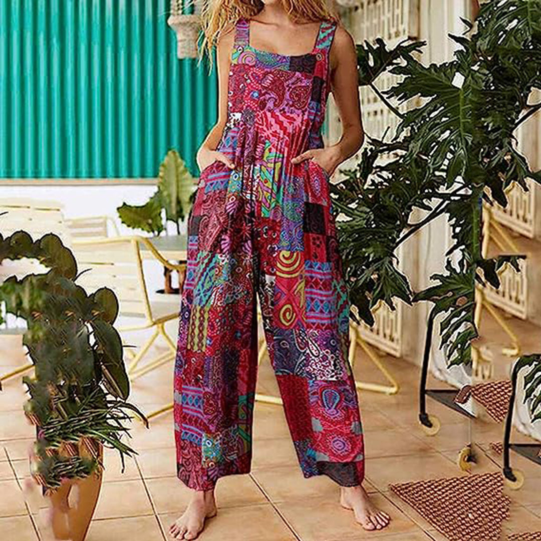 Vrouw draagt kleurrijke bohemian jumpsuit met etnisch patroon, ideaal voor zomerse casual outfits. Comfortabele pasvorm, trendy en stijlvol design.