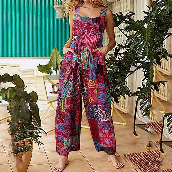 Vrouw draagt kleurrijke bohemian jumpsuit met etnisch patroon, ideaal voor zomerse casual outfits. Comfortabele pasvorm, trendy en stijlvol design.