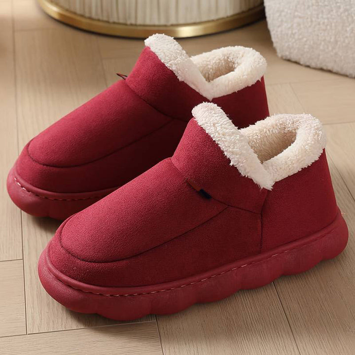 Rode pluche pantoffels met warme voering, perfect voor wintercomfort. Ideaal voor thuisgebruik, antislip zool, unisex design.
