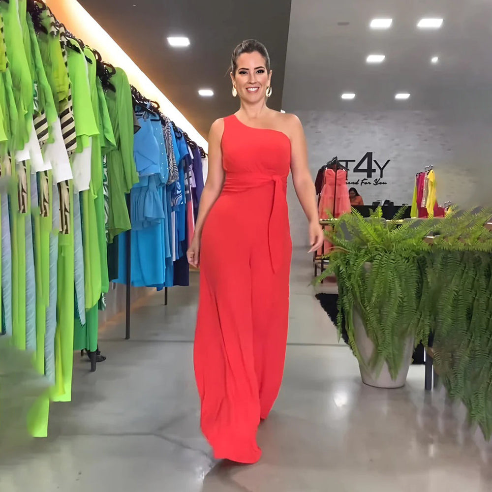 Vrouw in rode avondjurk loopt door kledingwinkel, omringd door kleurrijke jurken. Mode, avondkleding, winkelinterieur, elegante stijl.