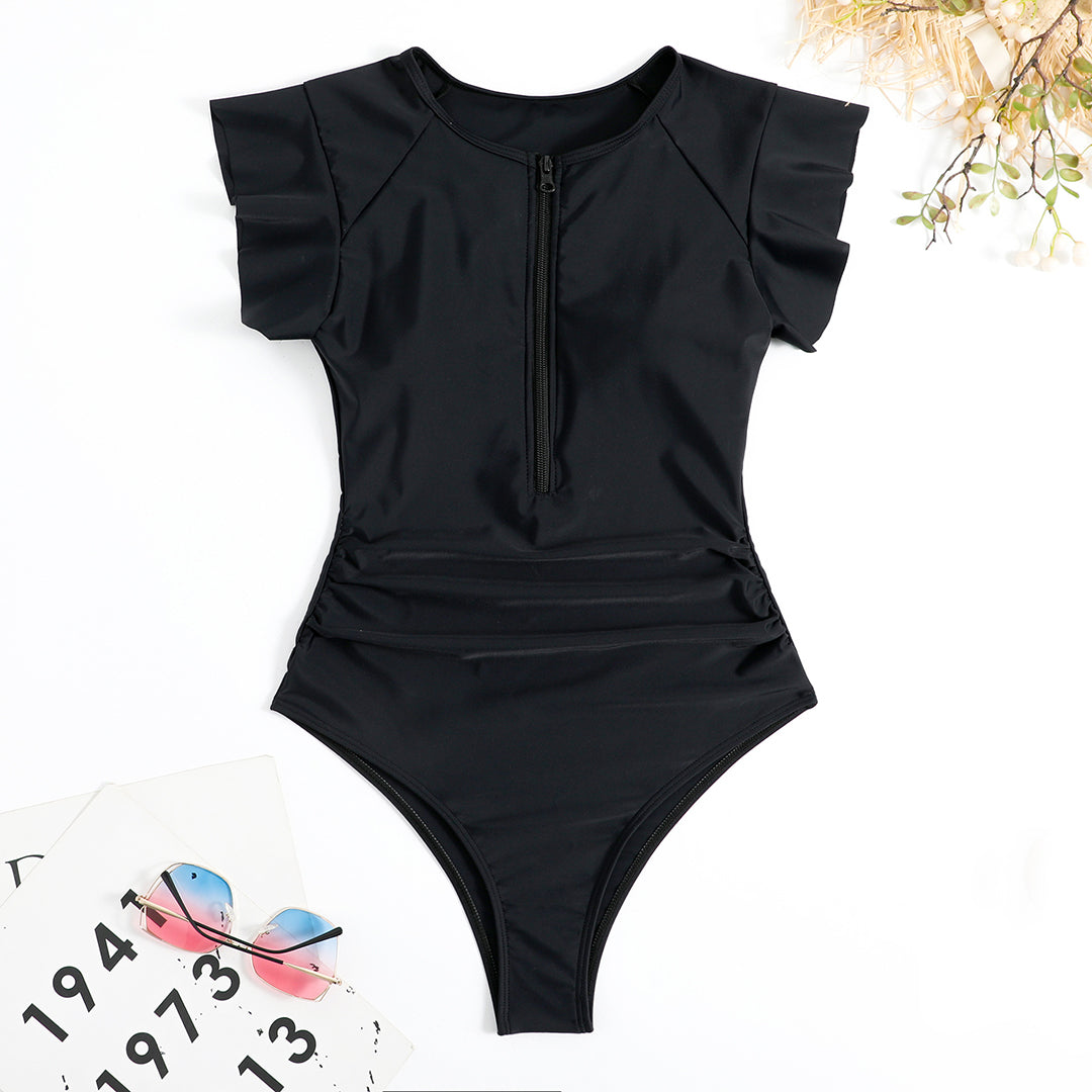 Stijlvol zwart zwempak met korte mouwen en ritssluiting, perfect voor dames. Ideaal voor strandmode en zomerse zwemkleding.