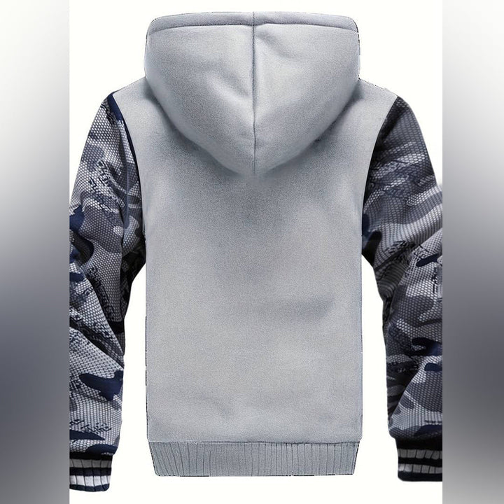 Grijze hoodie met camouflage mouwen, unisex design, comfortabele pasvorm, ideaal voor casual streetwear. Perfect voor herfst- en winterseizoen.