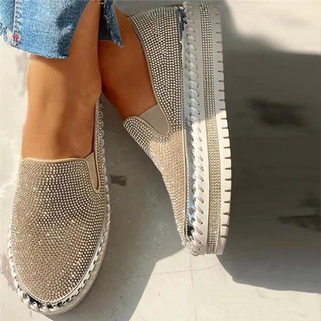 Zilveren damessneakers met strass, comfortabele slip-on stijl, glinsterend ontwerp, perfect voor casual en modieuze outfits.