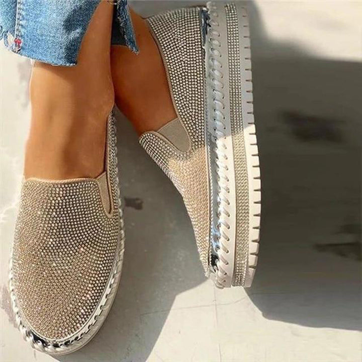 Zilveren damessneakers met strass, comfortabele slip-on stijl, glinsterend ontwerp, perfect voor casual en modieuze outfits.