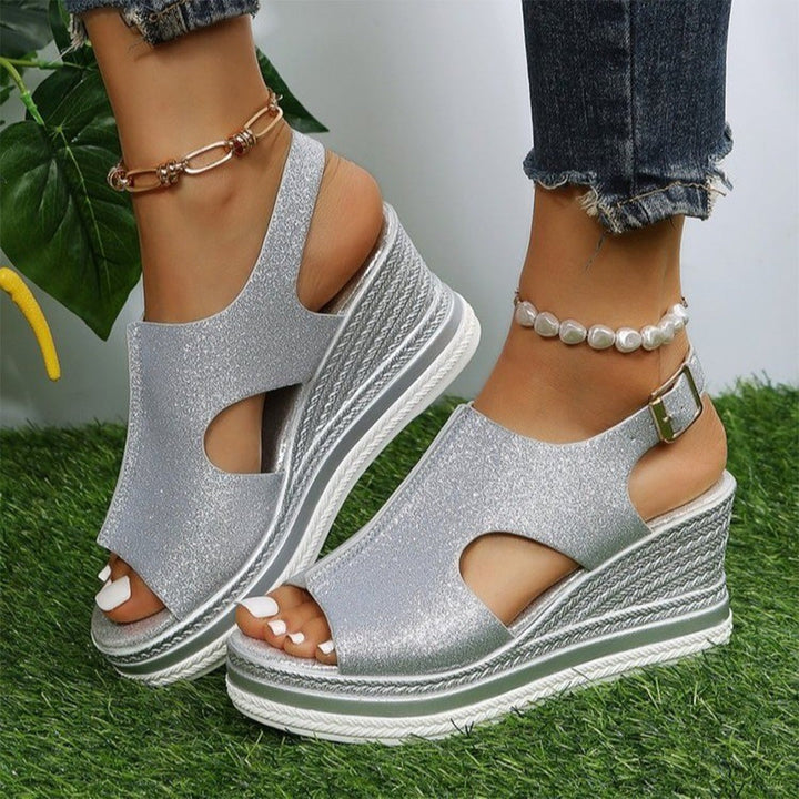 Zilveren sleehakken sandalen voor dames, glinsterend ontwerp, open teen, verstelbare gesp, ideaal voor zomermode en casual outfits.