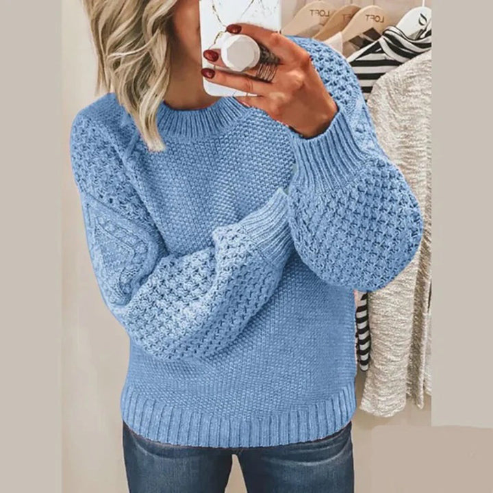 Vrouw in lichtblauwe gebreide trui met textuur, casual mode, herfstkleding, comfortabele damestrui, trendy outfit, winkelinterieur.