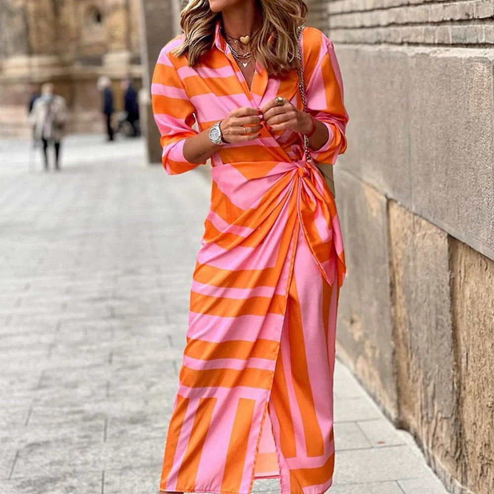 Stijlvolle zomerjurk met roze en oranje strepen, lange mouwen en knoopdetail, perfect voor modieuze zomerdagen. Vrouwelijke mode, trendy jurk.