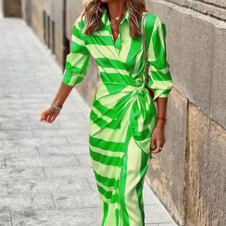 Stijlvolle groene zomerjurk met strepen, lange mouwen en strikdetail, perfect voor modieuze zomerdagen. Trendy dameskleding, casual chic.