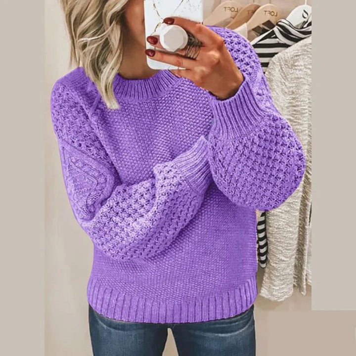 Vrouw draagt paarse gebreide trui met textuur, casual mode, herfstkleding, trendy dameskleding, comfortabele outfit, stijlvolle look.