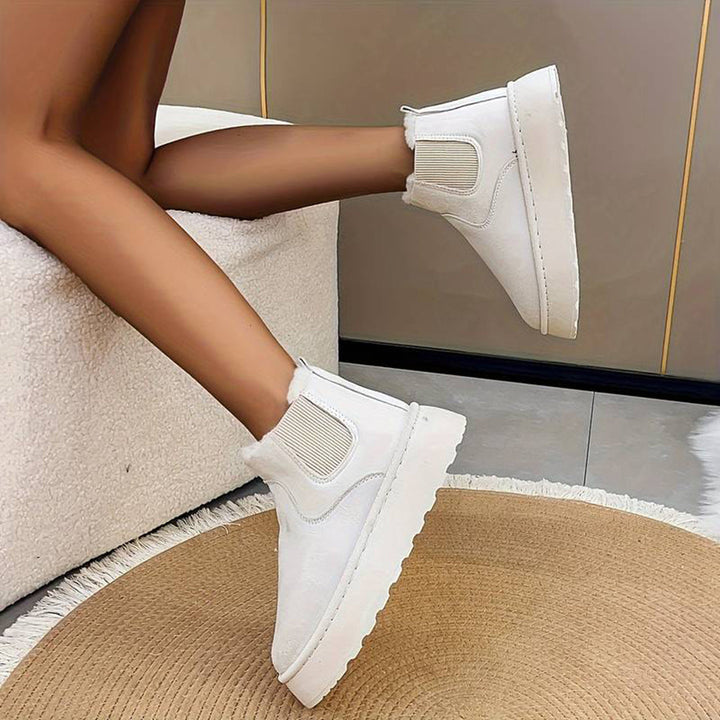 Witte enkellaarsjes met dikke zool, elastische inzet en modern design. Perfect voor casual outfits. Comfortabele damesmode schoenen.