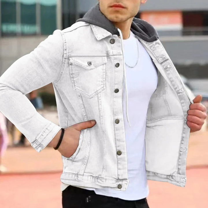 Witte spijkerjas voor heren, casual streetwear stijl, met knoopsluiting en borstzakken. Perfect voor modieuze, alledaagse outfits.