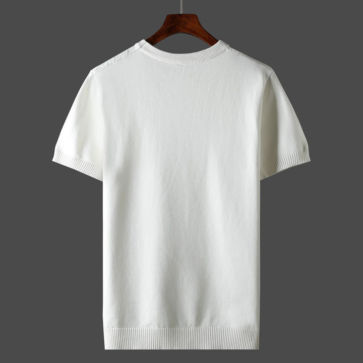 Witte katoenen T-shirt met korte mouwen op houten hanger, grijze achtergrond. Perfect voor casual mode, unisex kleding, minimalistisch design.