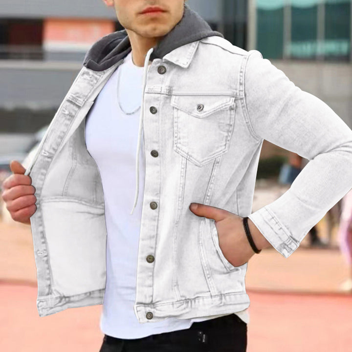 Witte denim jas voor heren met capuchon, gedragen over een wit T-shirt. Modieuze casual outfit, ideaal voor lente en herfst.