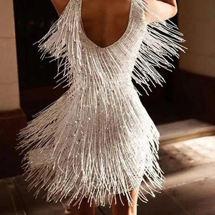 Witte jurk met franjes, glinsterend en elegant, perfect voor feestelijke gelegenheden. Trendy mode, avondjurk, dameskleding.