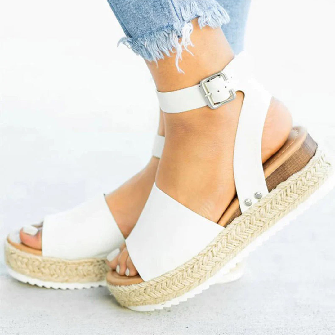 Witte dames espadrille sandalen met sleehak, open teen en gespsluiting. Perfect voor zomerse outfits. Comfortabele en stijlvolle schoenen.