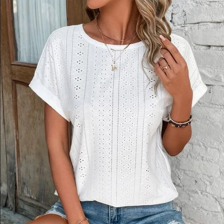 Witte damesblouse met korte mouwen en broderie details, casual zomerlook. Perfect voor modieuze outfits. Comfortabele pasvorm, trendy design.