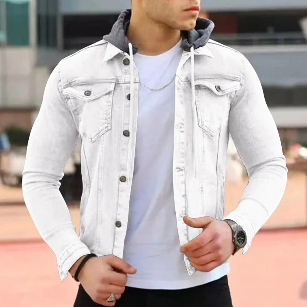 Man in witte denim jas met capuchon, casual stijl, buitenomgeving. Trendy herenmode, streetwear, comfortabele pasvorm, moderne uitstraling.