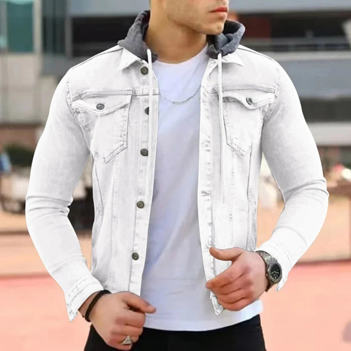 Man in witte denim jas met capuchon, casual stijl, buitenomgeving. Trendy herenmode, streetwear, comfortabele pasvorm, moderne uitstraling.