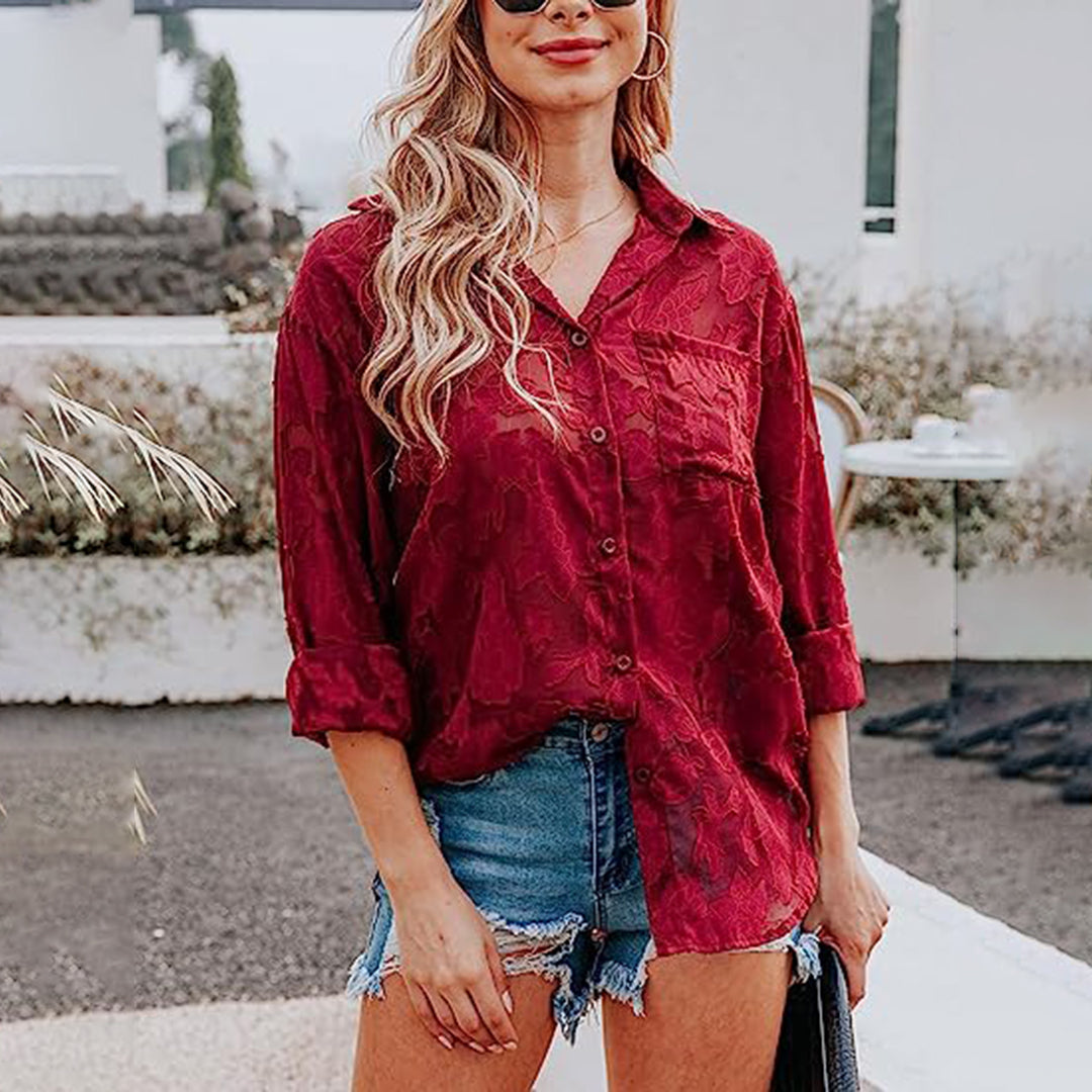 Vrouw in rode blouse en denim shorts, buiten in zomerse setting. Casual mode, trendy outfit, zomerkleding, damesmode, rode blouse.