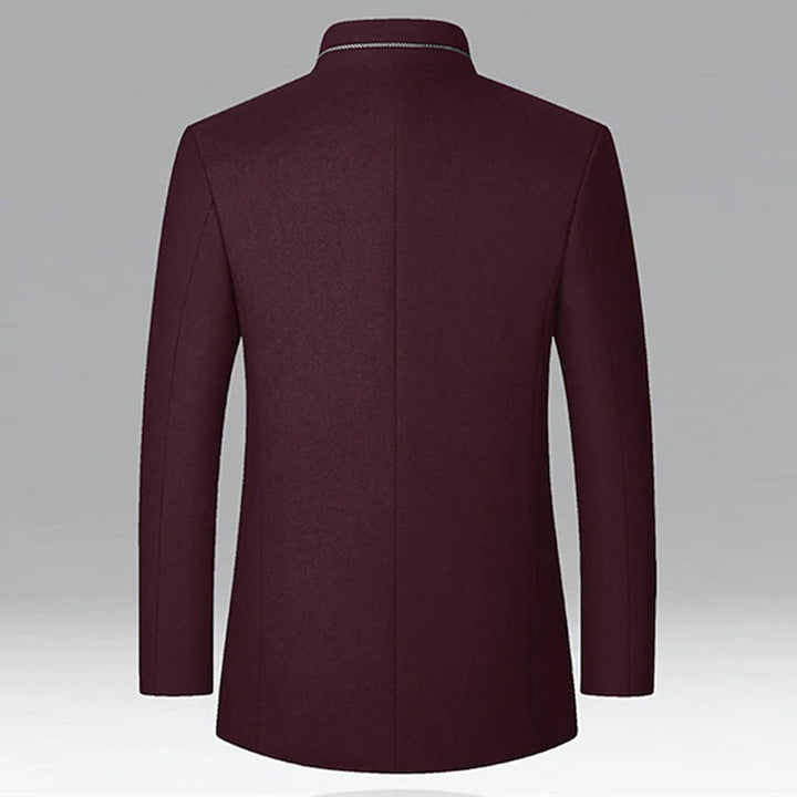 Bordeauxkleurige herenblazer, achterkant, elegant ontwerp, geschikt voor formele gelegenheden, hoogwaardige stof, stijlvolle herenkleding.