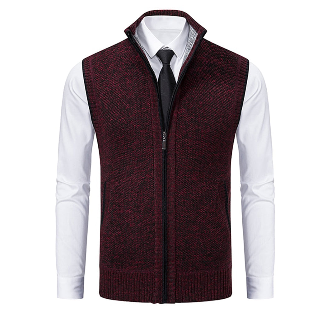 Bordeauxrode herenvest met ritssluiting, gedragen over een witte overhemd en zwarte stropdas. Stijlvolle herenkleding, perfect voor formele gelegenheden.