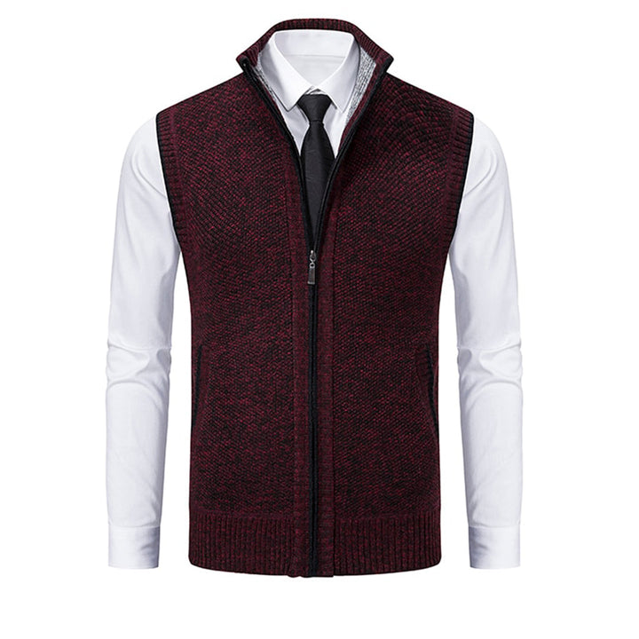 Bordeauxrode herenvest met ritssluiting, gedragen over een witte overhemd en zwarte stropdas. Stijlvolle herenkleding, perfect voor formele gelegenheden.