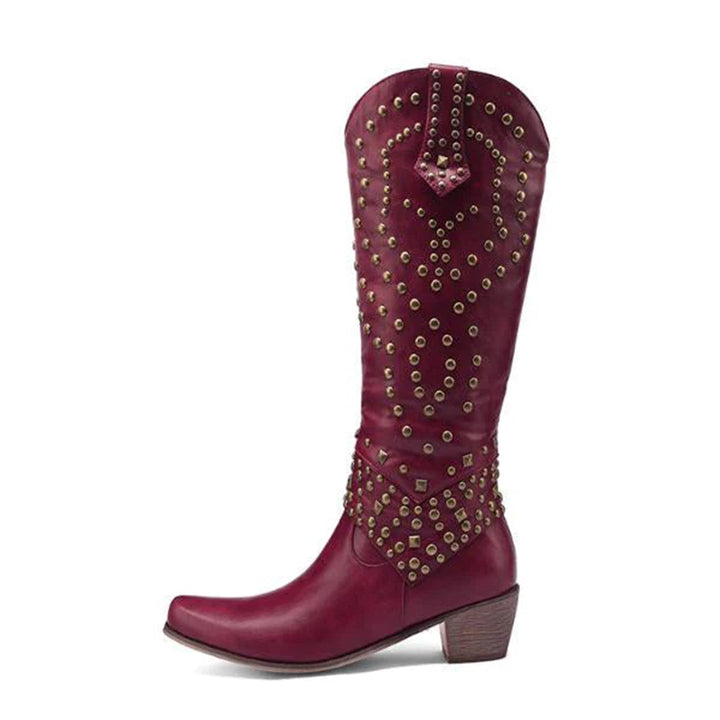 Rode leren cowboylaars met studs, lage hak en puntige neus. Perfect voor damesmode, westernstijl en herfsttrends. Verkrijgbaar online.