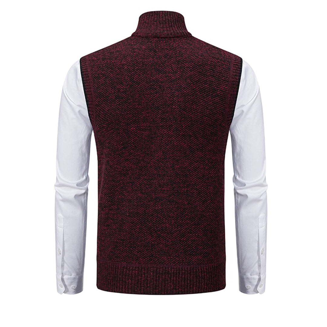 Bordeauxrode herenvest met col, gebreid patroon, gedragen over een witte overhemd. Stijlvolle wintermode, geschikt voor formele en casual gelegenheden.