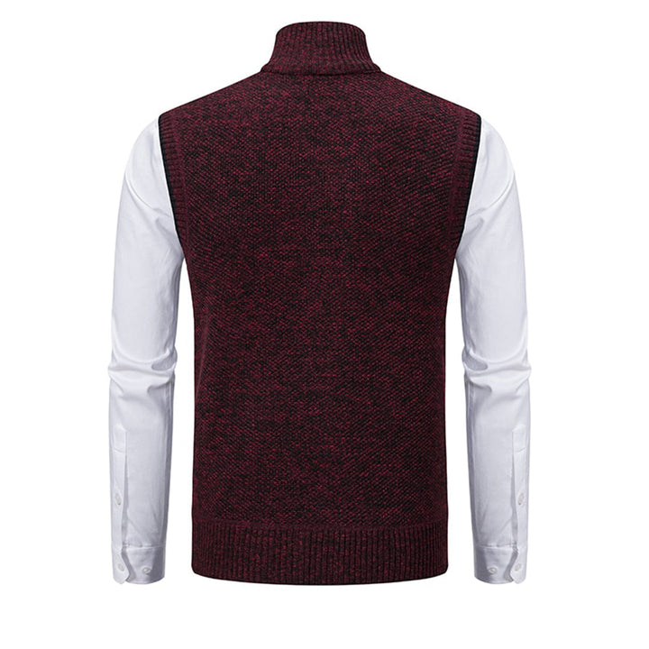Bordeauxrode herenvest met col, gebreid patroon, gedragen over een witte overhemd. Stijlvolle wintermode, geschikt voor formele en casual gelegenheden.