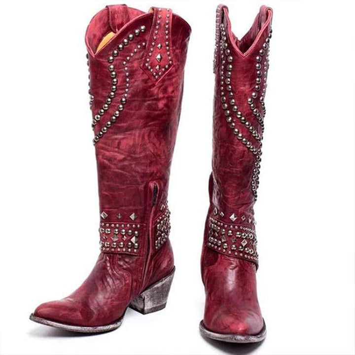 Rode leren cowboylaarzen met studs, vintage stijl, damesmode, westerse laarzen, hoge hak, handgemaakt, trendy schoeisel, unieke uitstraling.