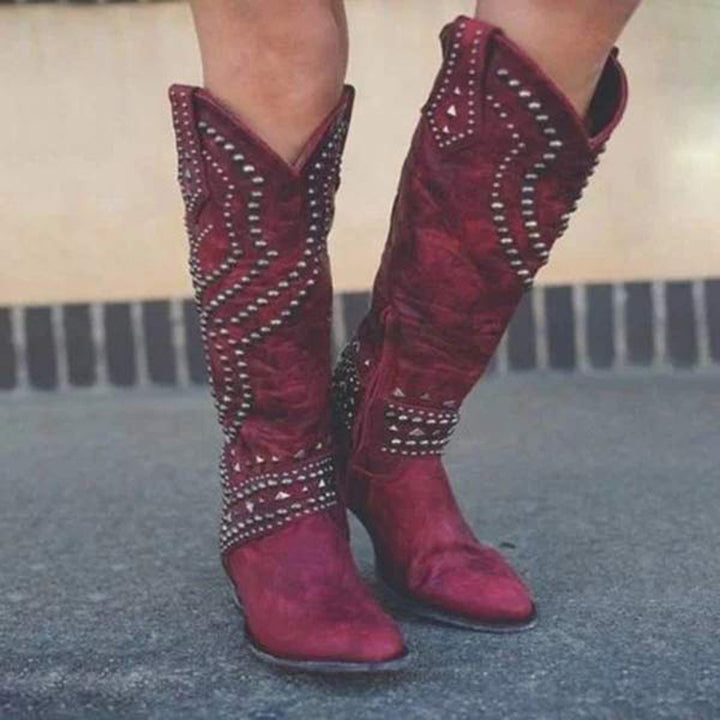 Rode cowboylaarzen met studs, damesmode, leren westernlaarzen, stijlvolle rode laarzen, trendy schoeisel, bohemian stijl, casual outfit.
