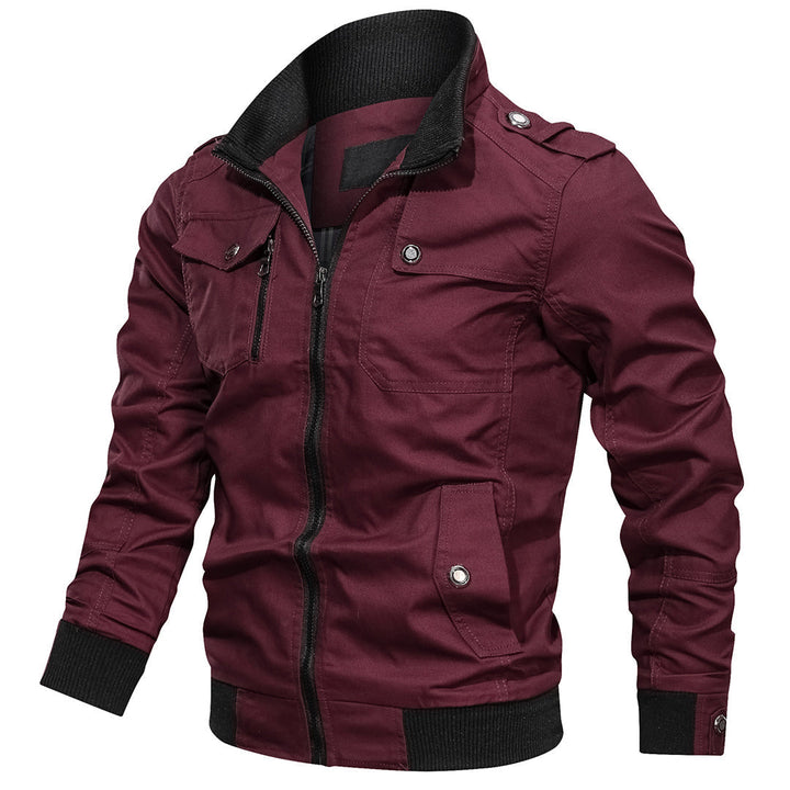 Bordeauxrode herenjas met ritssluiting, borstzakken en epauletten. Modieuze casual jas, ideaal voor herfst en winter.
