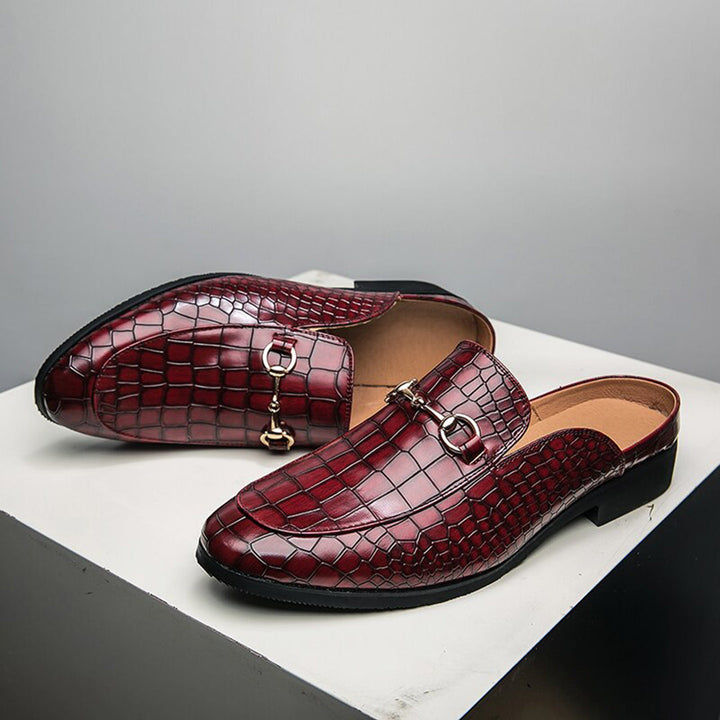 Wijnrode leren loafers met krokodillenprint en metalen gesp, stijlvolle herenschoenen voor formele gelegenheden. Luxe en elegant design.