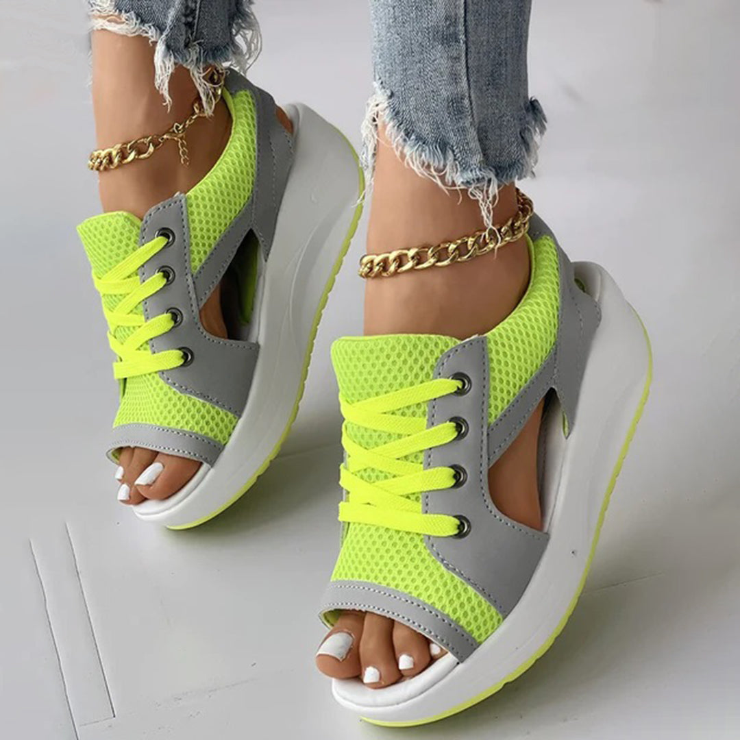 Dames sandalen met dikke zool, felgele mesh stof, grijze accenten en gouden enkelbandjes. Trendy zomerschoenen, comfortabele pasvorm.