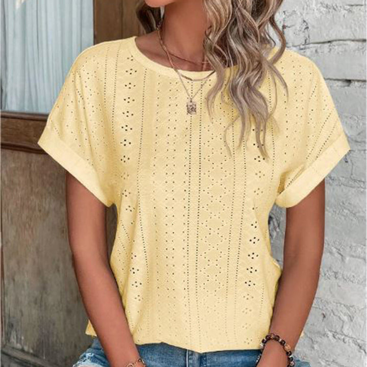 Gele damesblouse met korte mouwen, geperforeerd patroon, casual zomerlook, perfect voor modieuze outfits. Comfortabele en stijlvolle kleding.