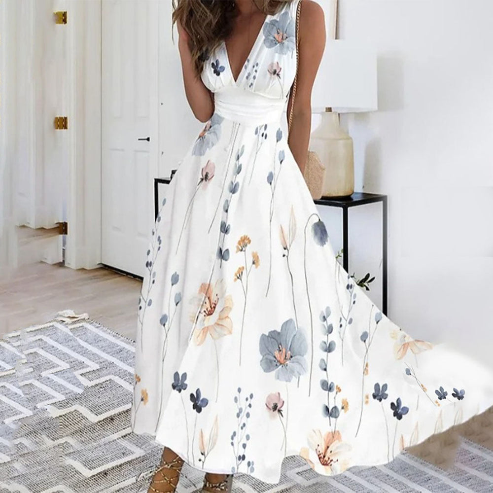 Vrouw in elegante witte jurk met bloemenprint, gele en blauwe bloemen, zomermode, stijlvolle kleding, binnenhuis, trendy outfit.