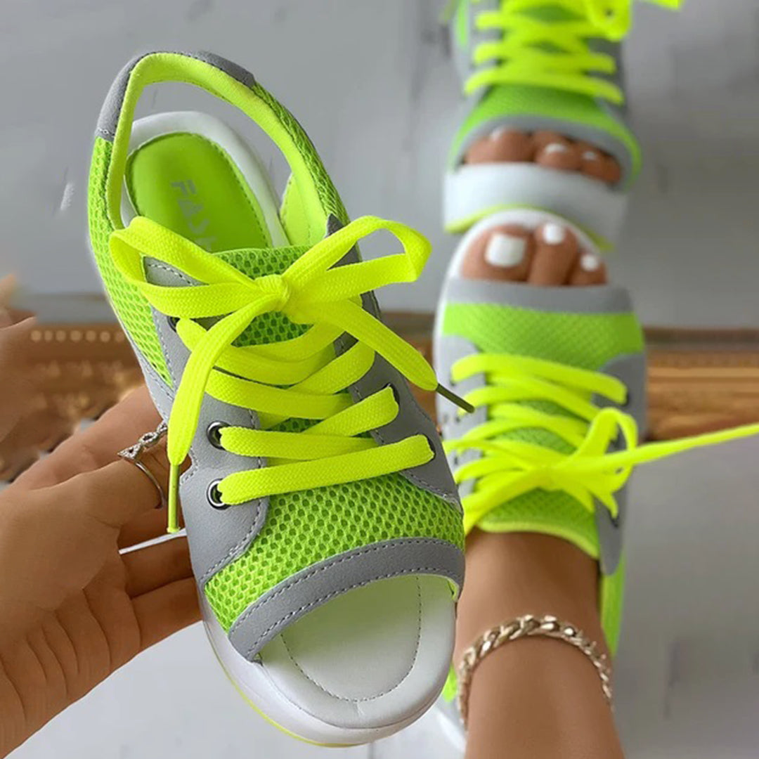 Fluorescerende gele sneakers met open teen en grijze accenten, perfect voor zomerse mode. Trendy dames schoenen, ademend mesh ontwerp.