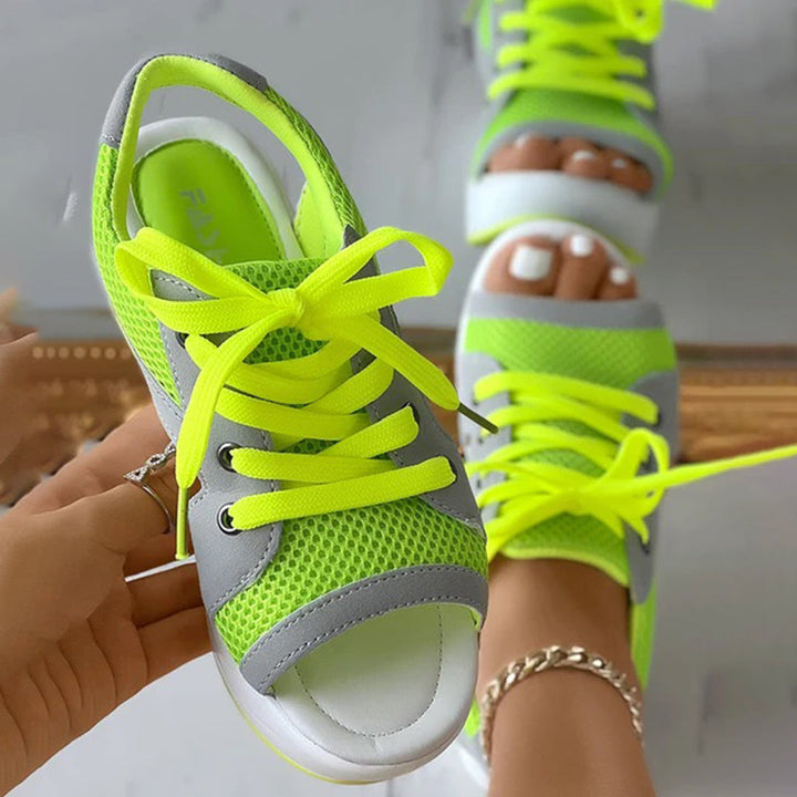 Fluorescerende gele sneakers met open teen en grijze accenten, perfect voor zomerse mode. Trendy dames schoenen, ademend mesh ontwerp.