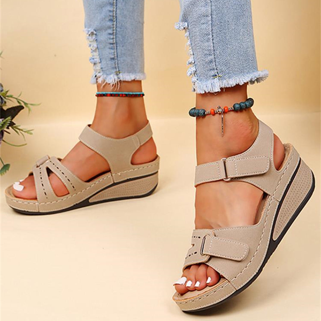 Beige sandalen met klittenband, comfortabele sleehak, casual zomerschoenen voor dames, gedragen met gescheurde jeans.