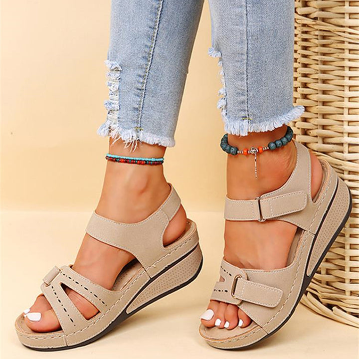 Beige sandalen met klittenband, comfortabele sleehak, gedragen met gerafelde jeans. Perfect voor zomerse casual outfits. Vrouwelijke mode.