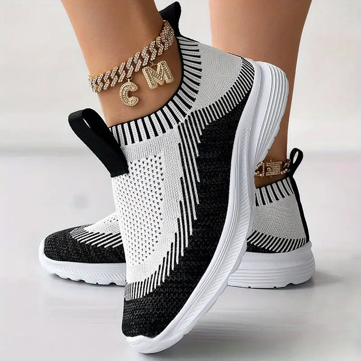 Zwart-witte gebreide sneakers met elastische pasvorm, ademend ontwerp en comfortabele zool. Perfect voor casual en sportieve outfits.
