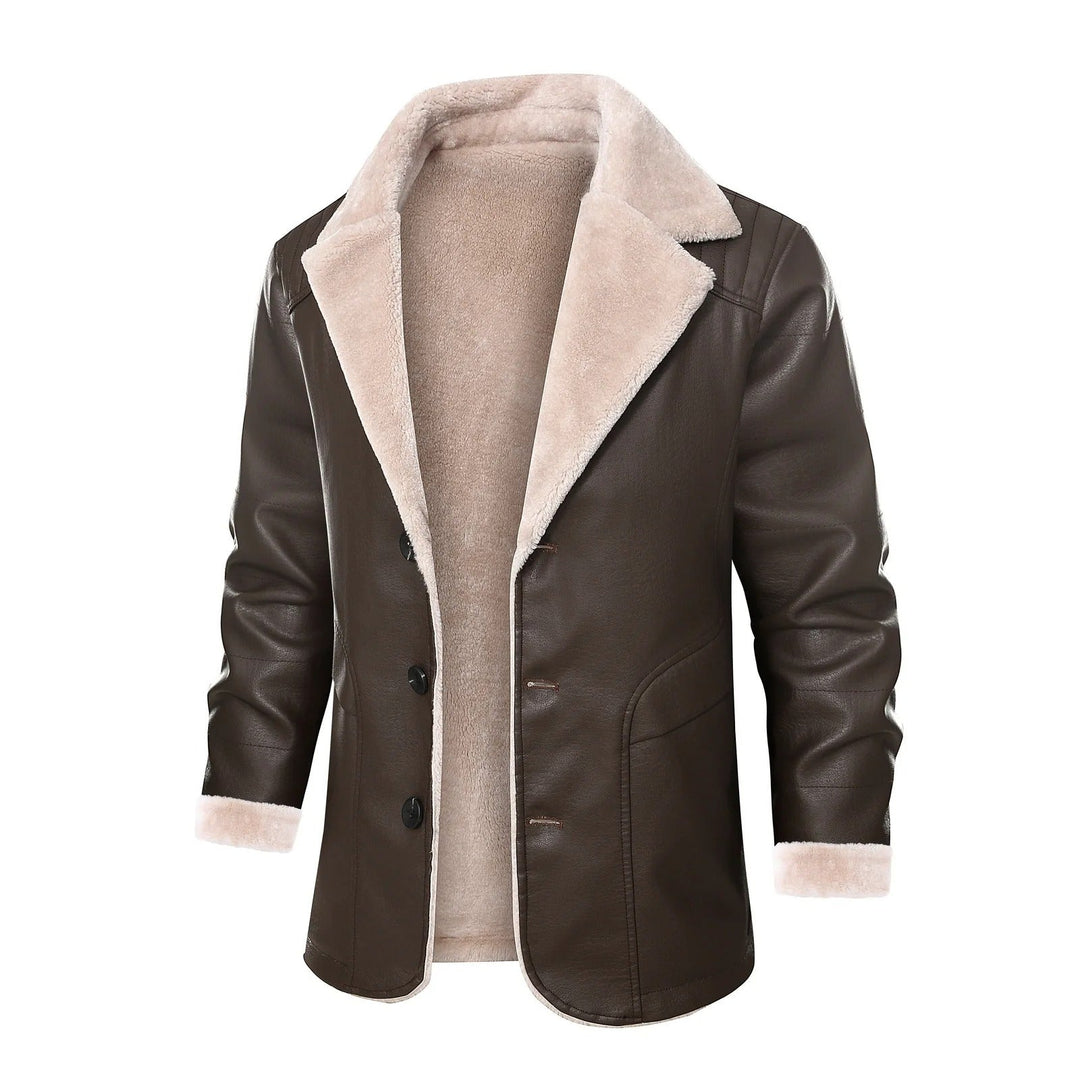 Bruine leren jas met schapenvacht voering, klassieke revers, knoopsluiting en opgestikte zakken. Stijlvolle winterjas voor heren.