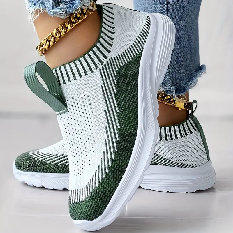 Groene en witte sportschoenen met ademend mesh, elastische sokstijl en dikke witte zool. Perfect voor casual en sportieve outfits.
