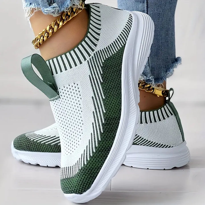 Groene en witte sportschoenen met ademend mesh, elastische sokstijl en dikke witte zool. Perfect voor casual en sportieve outfits.